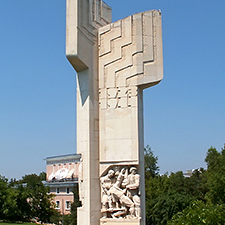 Паметникът на трите епохи в централния парк