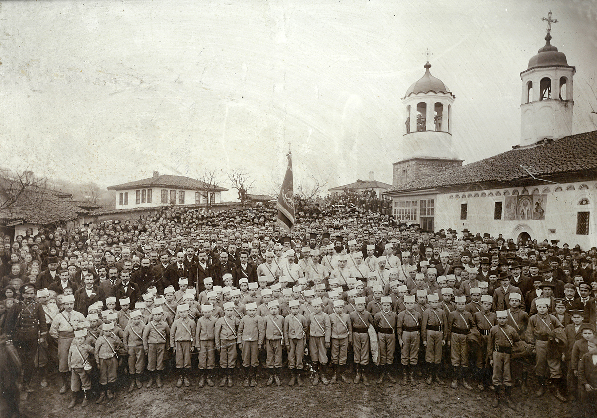 Освещаване на знамето на градинарско дружество „Пчела” при църквата „Св. Атанас”, 1906 г.