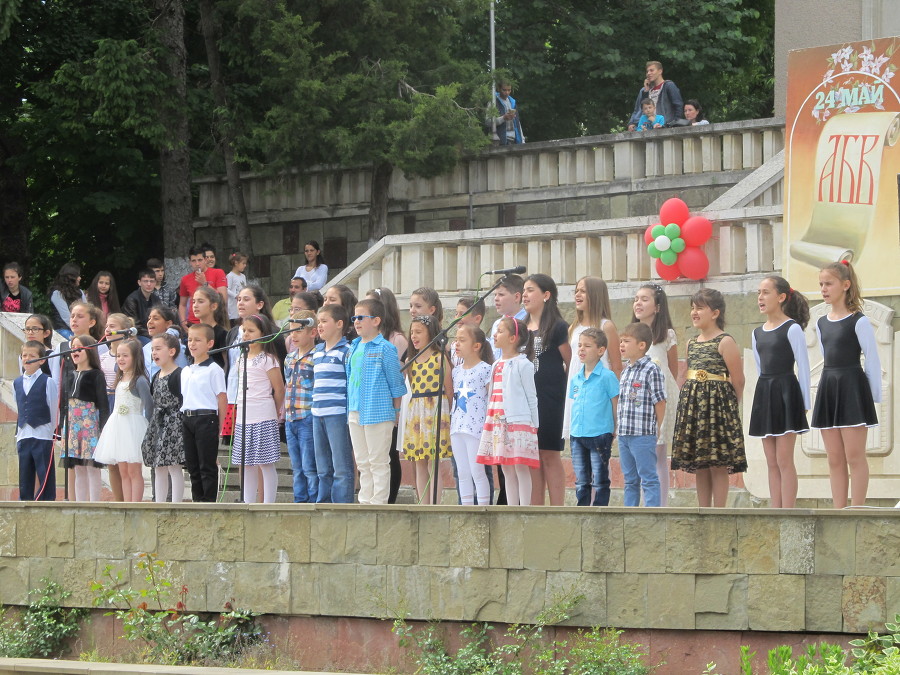 Децата от Лясковец шестваха, танцуваха и пяха в Деня на Кирил и Методий