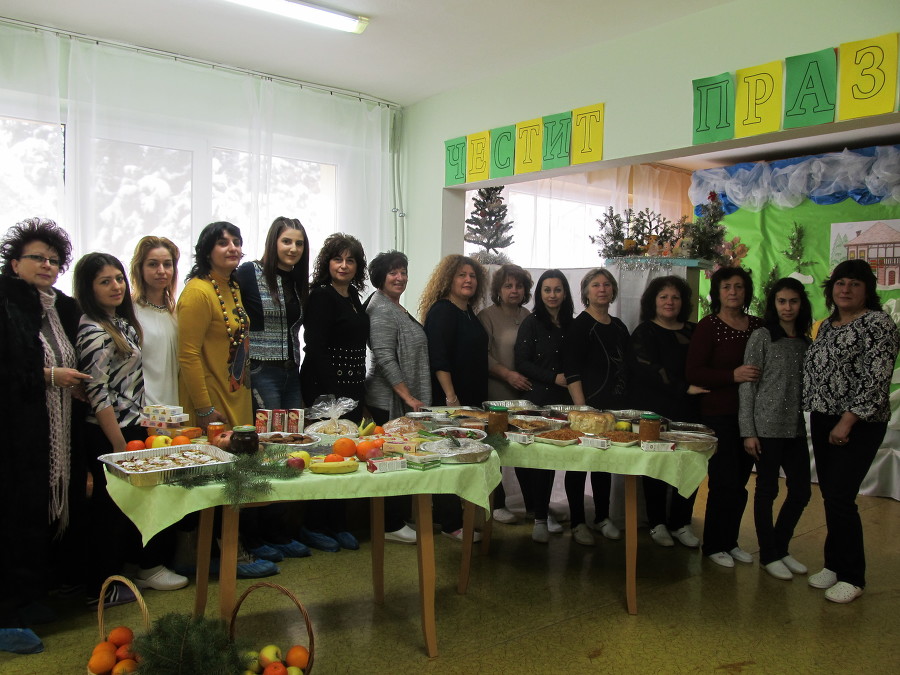 Десет поредни години учителки от Лясковец даряват храна на бедни хора