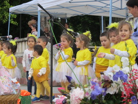 Деца и учители от детска градина „Славейче”…