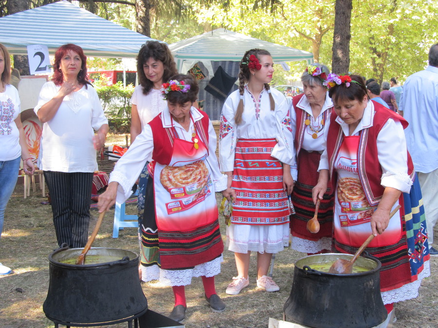 В Козаревец победители в надпреварата за най-вкусна кокоша чорба станаха кулинарите от Балканци