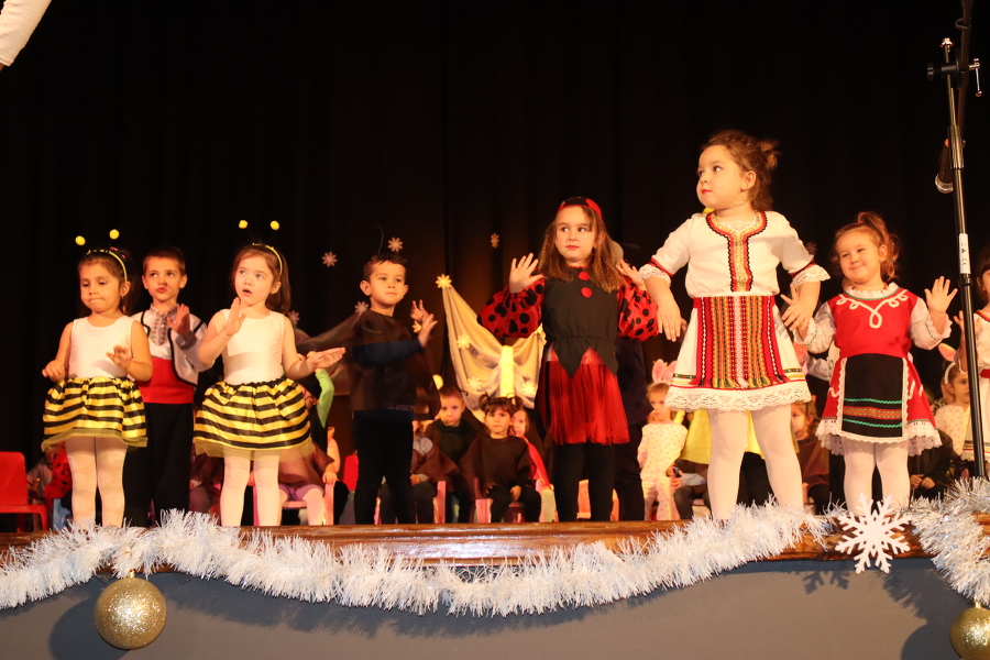 „Коледна приказка” разказаха децата от лясковската ДГ „Пчелица”