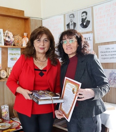 Кметът д-р Гецова с подаръци за училища и читалища в…