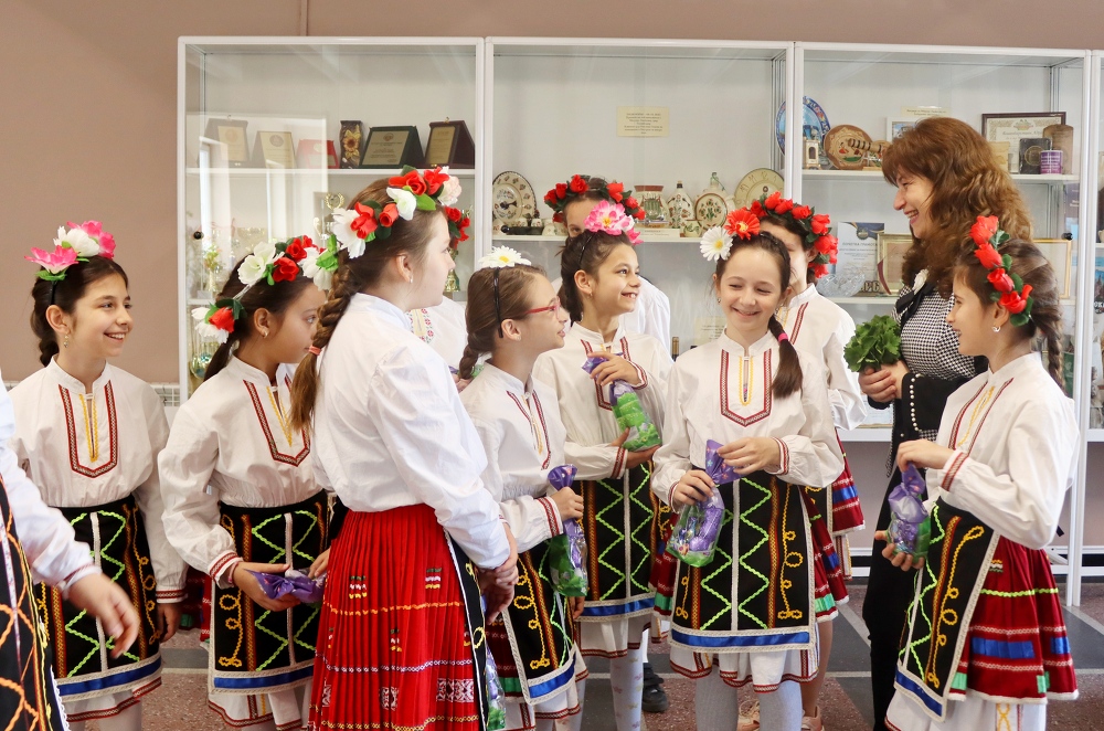 Малки моми от лясковските училища традиционно изпълниха обичая „Лазаруване“
