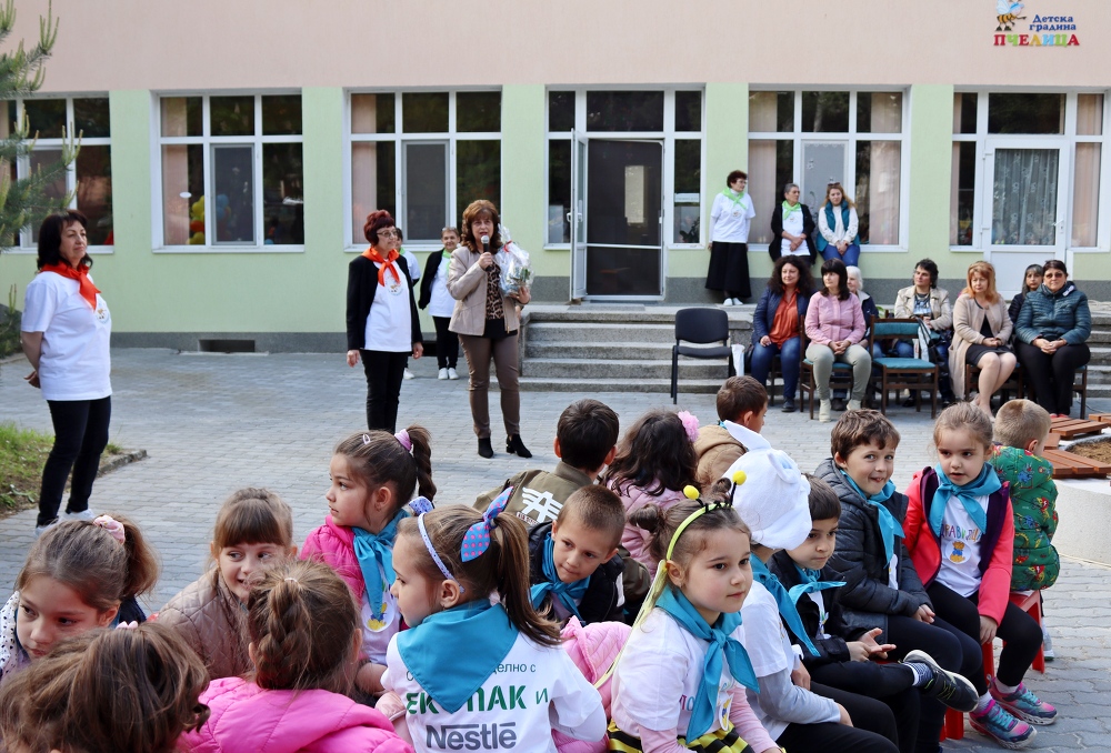 Със спортен празник „Весел старт“ деца и учители откриха обновените площадки в детска градина „Пчелица“