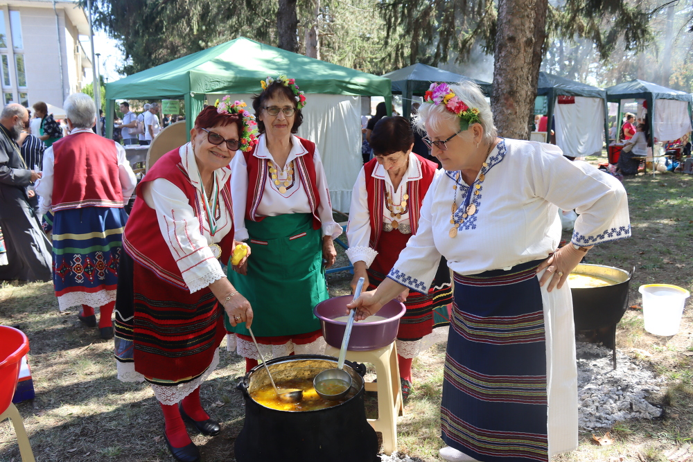 Тази година в козаревския кулинарен фестивал най-вкусна кокоша чорба приготвиха майсторките от пенсионерския клуб на селото домакин