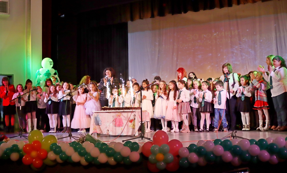 Средно училище "Максим Райкович" чества 30 години начален етап на образование с богат концерт