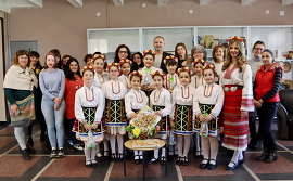 Лазарки този път от НУ „Цани Гинчев“, благославяха в…