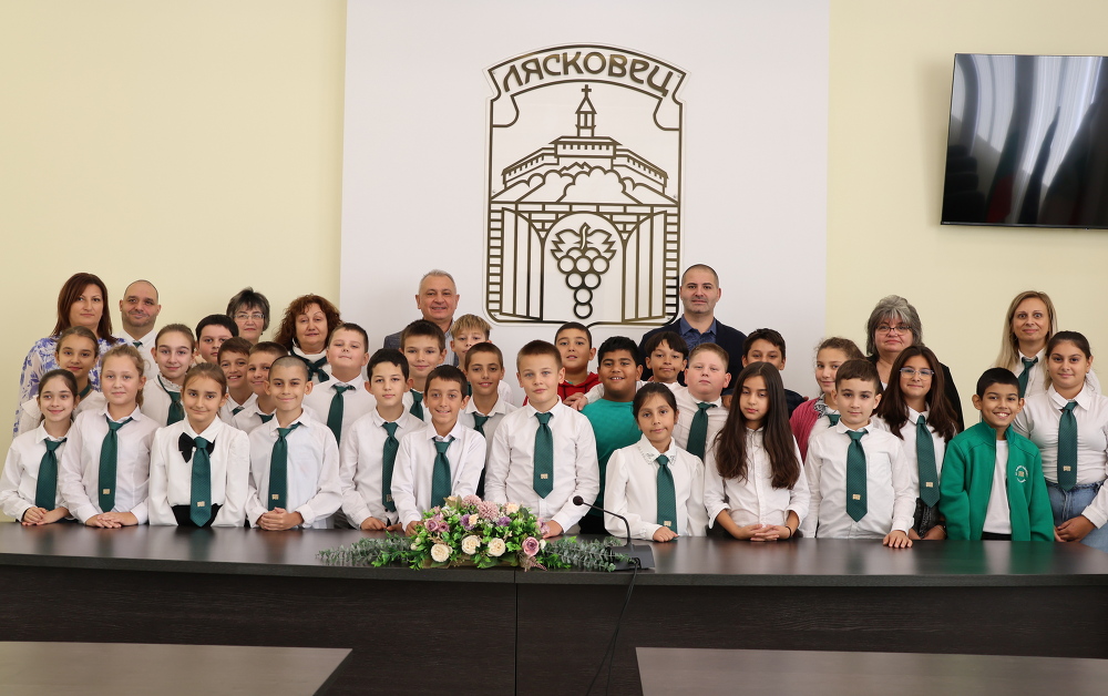 В Община Лясковец деца поздравиха местната власт за Деня на българската община