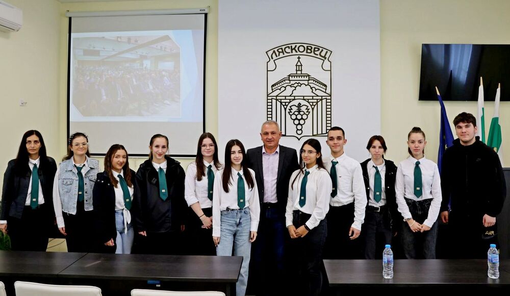 Младежи от ученическия парламент на СУ „М. Райкович“ се срещнаха с председателя на Общински съвет
