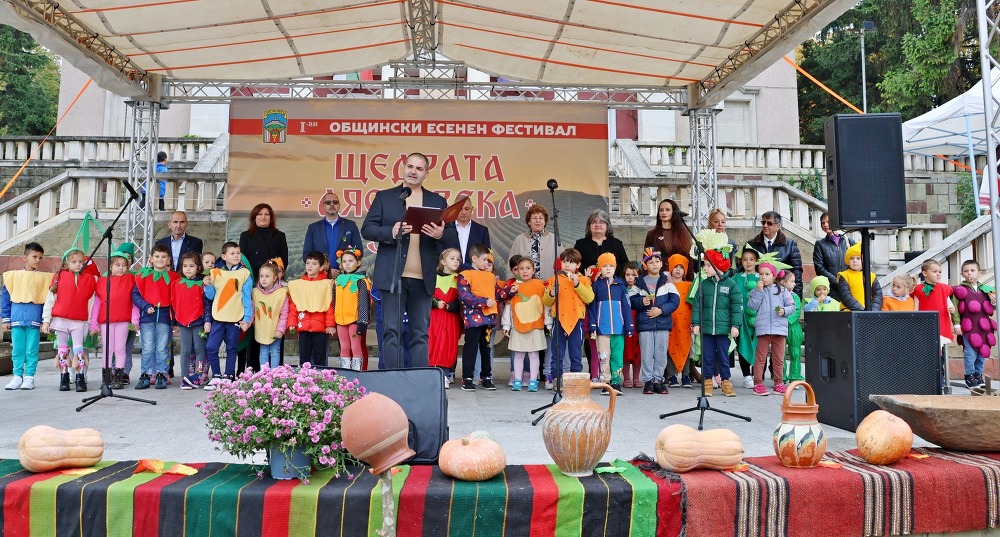 Стотици участници и публика се забавляваха в новия есенен фестивал „Щедрата лясковска земя“
