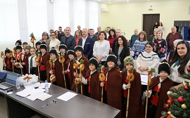 Коледари от СУ „Максим Райкович“ нарекоха здраве и&hellip;